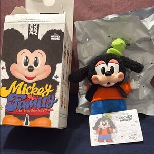 Mickey Family Cute Together Keychain (GOOFY)